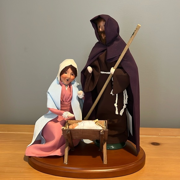 Byers’ Choice Carolers Nativity Holy Family 2012, Retired Piece